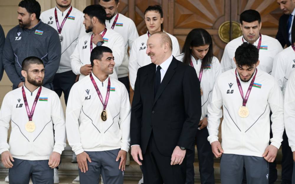 Prezident çempion olan güləşçiləri qəbul etdi - FOTOLAR (YENİLƏNİB)
