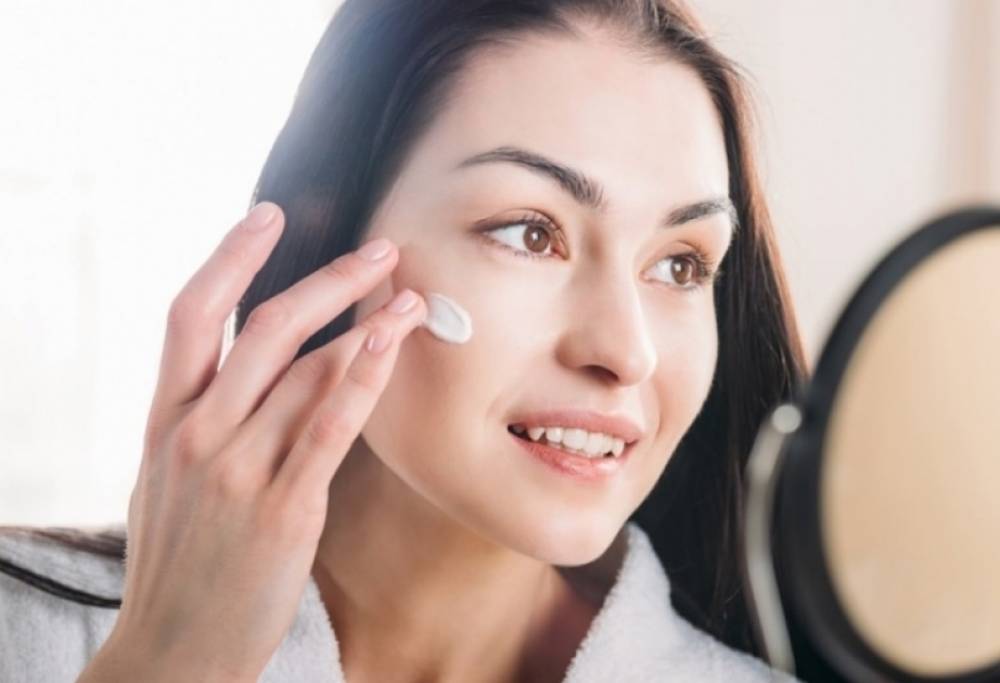 Rusiyalı dermatoloq erkən qırışlara səbəb olan dəriyə qulluq səhvlərindən danışdı