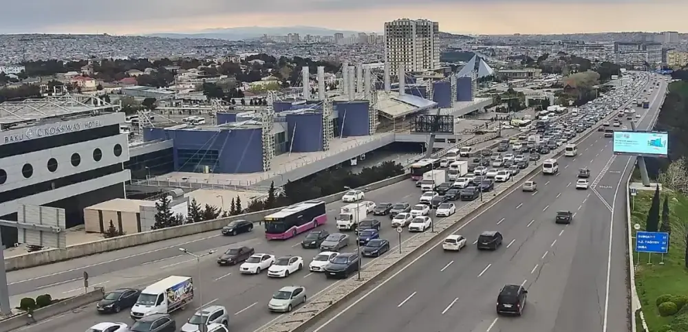 Bakının bir sıra yollarında tıxac yaranıb