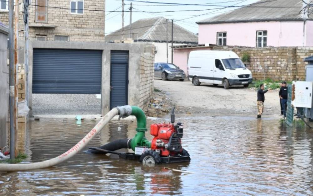 Bakının bu əraziləri yağış sularından təmizlənir