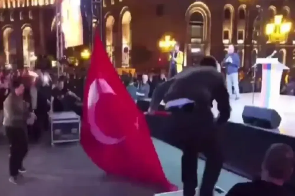 Paşinyan Türkiyə bayrağının yandırılmasını qınadı