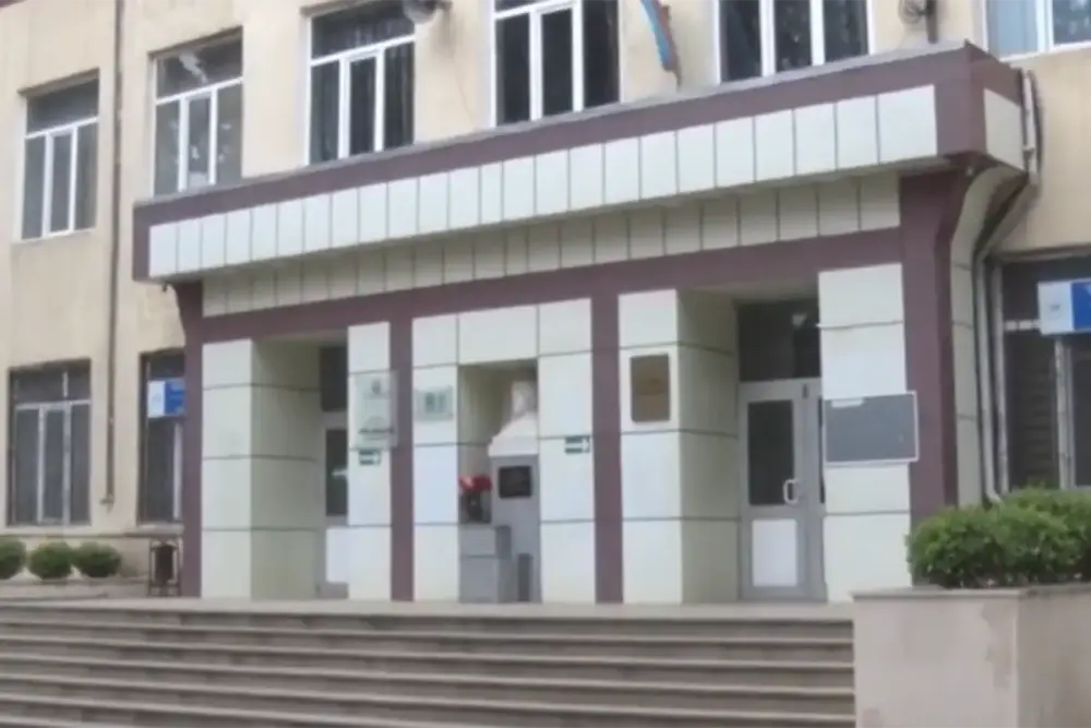 Bakıda 7-ci sinif şagirdi məktəbdə özünə xəsarət yetirdi - Video