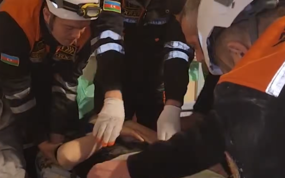 Bakıda yaşayış evi çökdü - Xəsarət alan var (VİDEO)