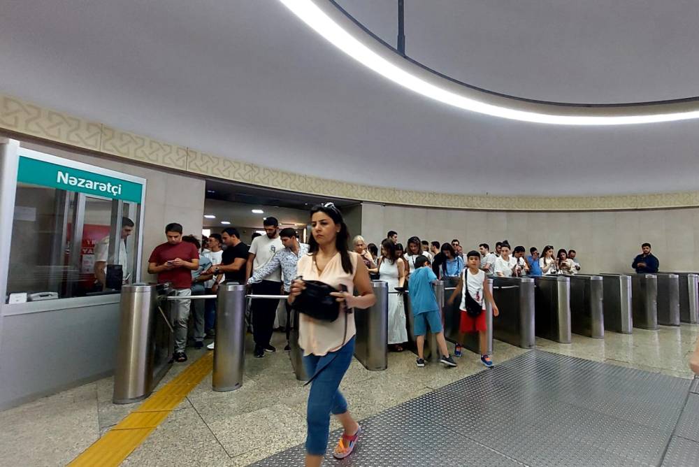 Metroda QR kodla ödənişdə problem - Sıxlıq yarandı