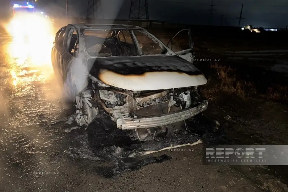 Sumqayıtda avtomobil yanaraq külə dönüb