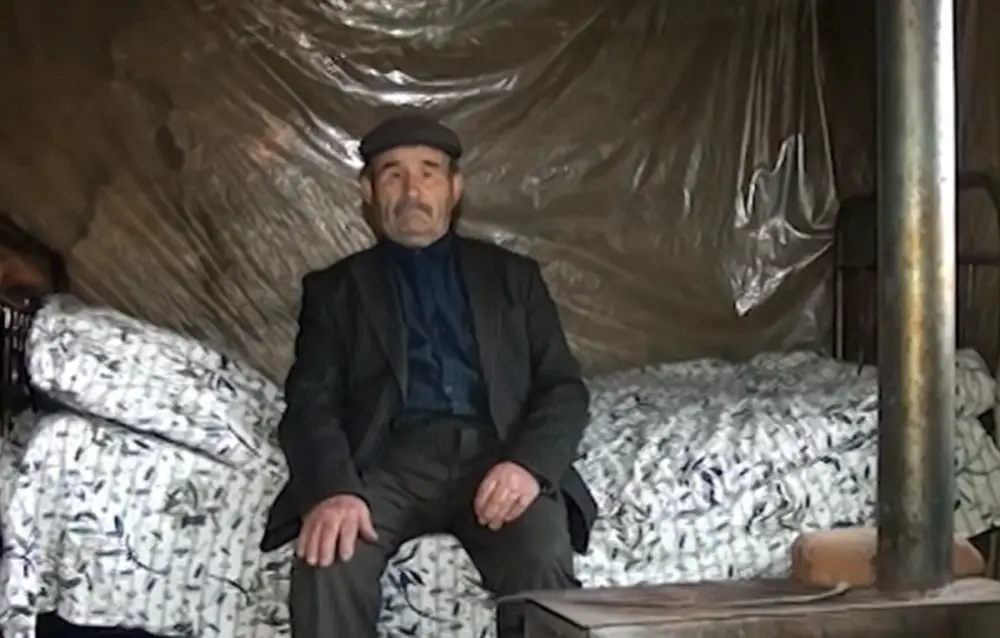 Hədiyyə bəhanəsi ilə oğurluq: Goranboyda 81 yaşlı kişini aldadıblar