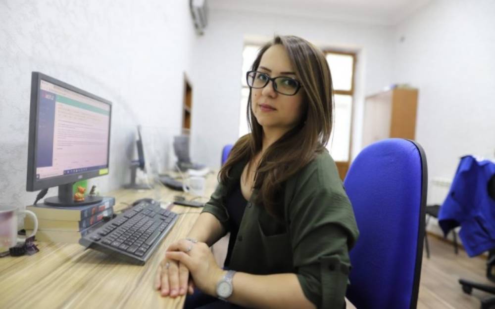 "Uber"in sürücüsü jurnalistə hücum etdi - Maşını üstünə sürdü