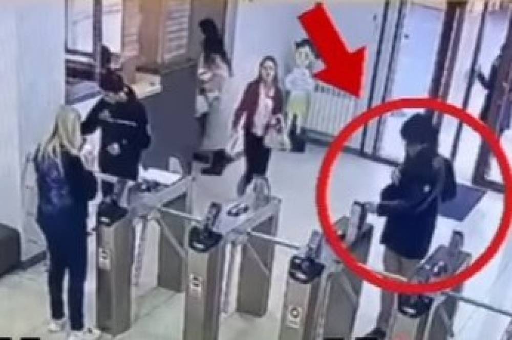 Şagird liseyə silahla belə daxil olub - VİDEO