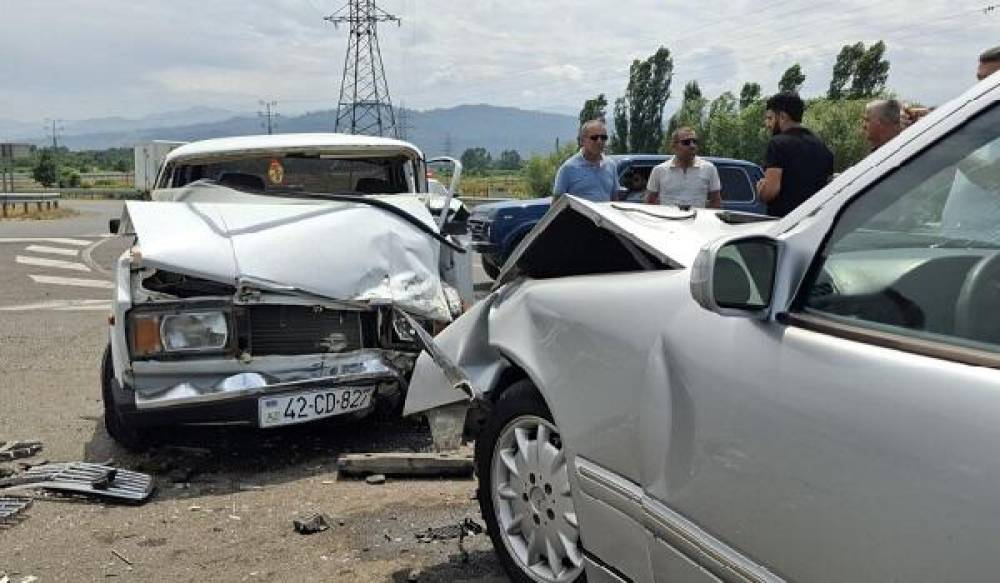 Bərdədə "Mersedes" VAZ-la toqquşdu: Ölən var