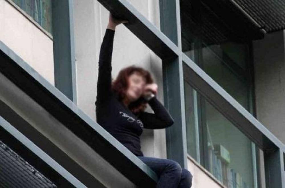 Xırdalanda gənc qadın 14-cü mərtəbədən yıxılaraq öldü