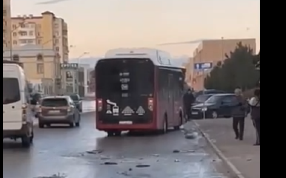 Bakıda 2 avtobus toqquşdu - VİDEO