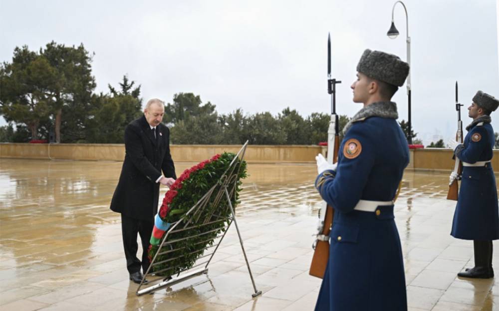 Prezident 20 Yanvar şəhidlərinin xatirəsini yad etdi - FOTOLAR