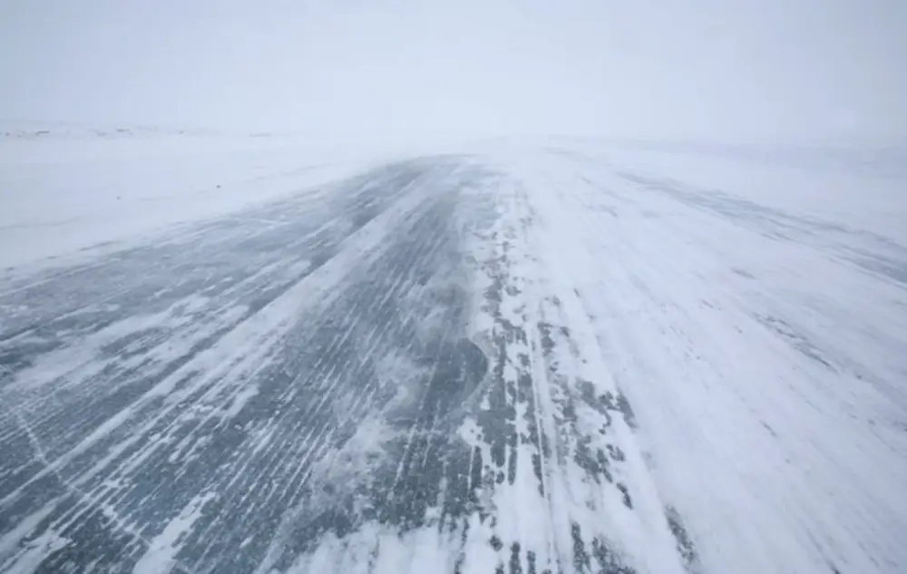 Şamaxıda buzlu yolda köməksiz qalan İKİSİ UŞAQ OLMAQLA beş nəfər xilas edildi