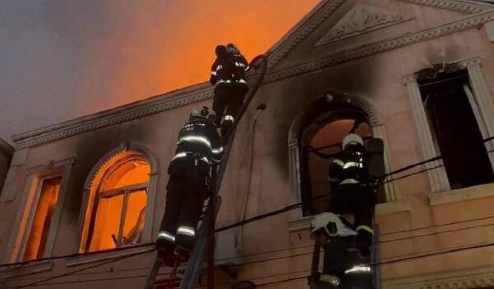 Şəkidə 4 otaqlı ev yandırıldı, qiymətli əşyalar oğurlandı