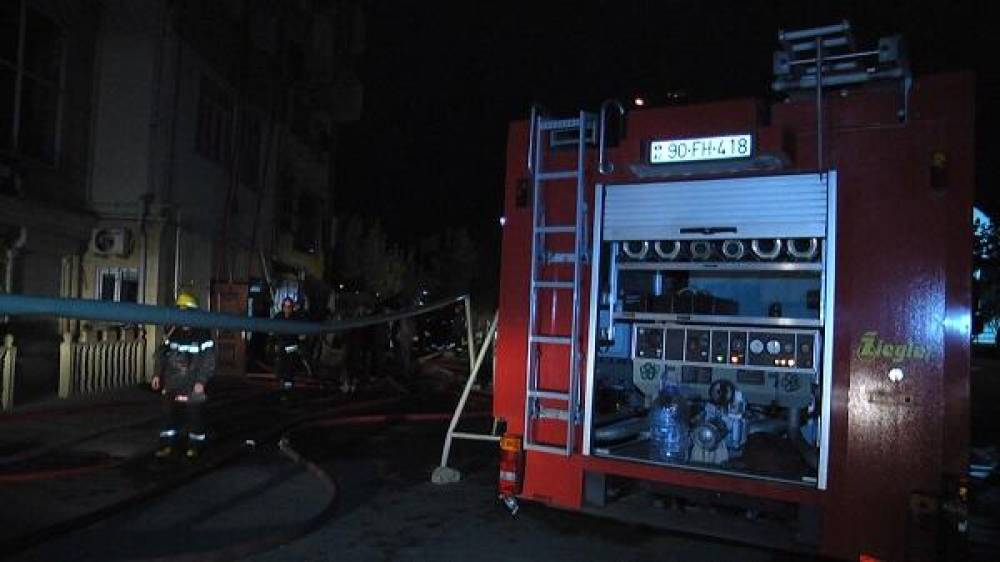 Ceyranbatanda yanğın: Uşaq özünü binadan atdı