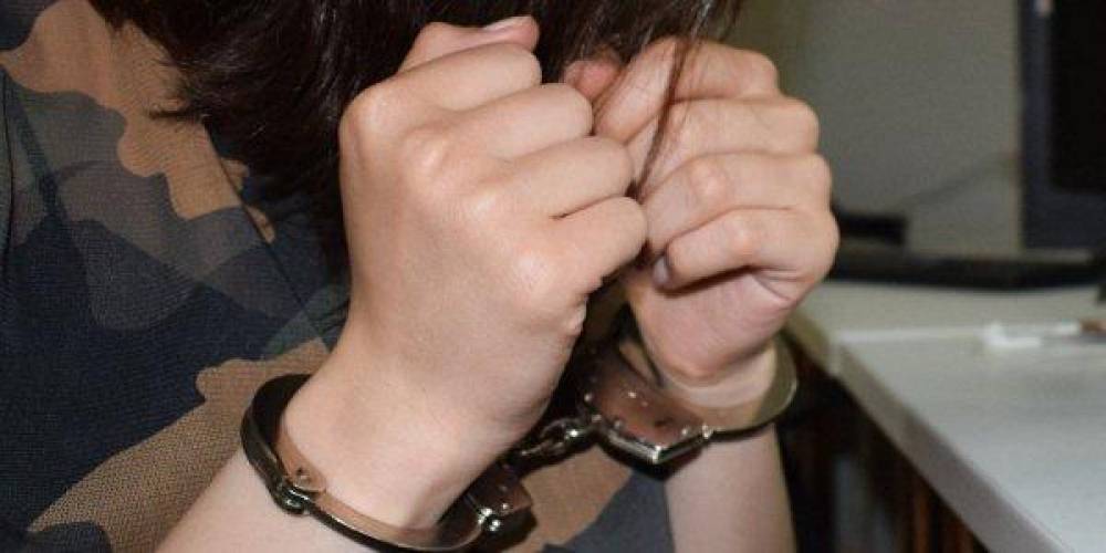 18 yaşlı qız tanışı olan oğlanı bıçaqladı