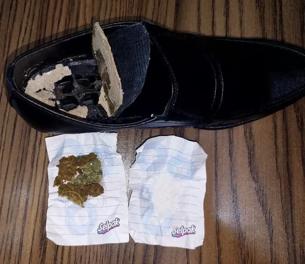 Həbsdəki qohumuna ayaqqabının içində narkotik ötürmək istədi, ifşa olundu