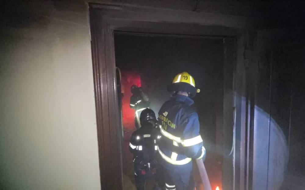 Bakıda yaşayış binasında yanğın olub, 8 nəfər təxliyə olunub - VİDEO