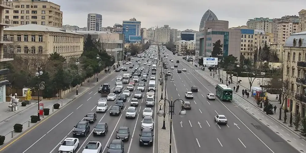 Bakının bir sıra yollarında nəqliyyatın sıxlığı müşahidə olunur