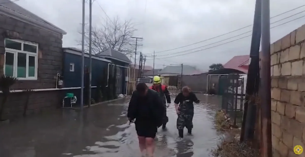 Binəqədi və Suraxanıda yaşayış evlərinin həyətlərini su basıb, 9 nəfər təxliyə edilib