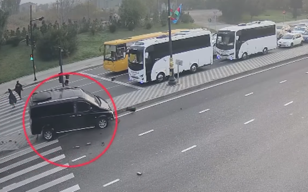 Yol qəzası svetoforu yararsız hala saldı