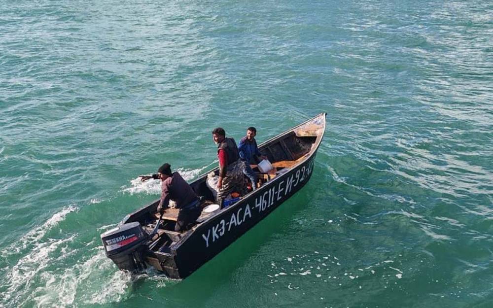 Xəzərdə batma təhlükəsi ilə üzləşən 3 balıqçı xilas olundu - VİDEO