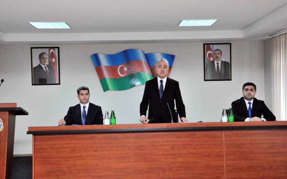 Prezidentin köməkçisi Göygölün icra başçısını kollektivə təqdim etdi