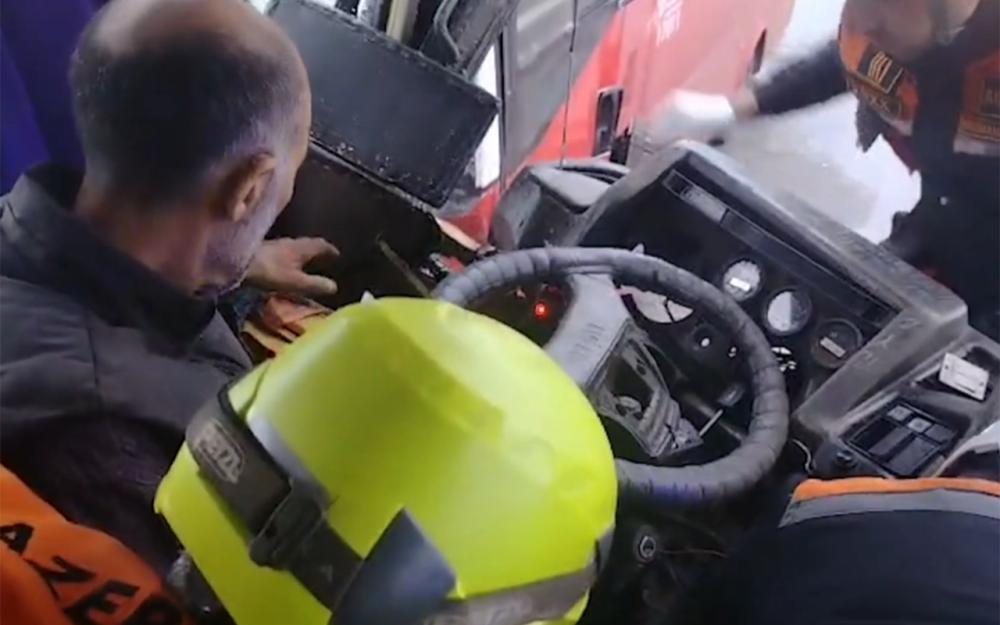 Bakıda avtobuslar toqquşdu - Sürücü belə xilas edildi (VİDEO)