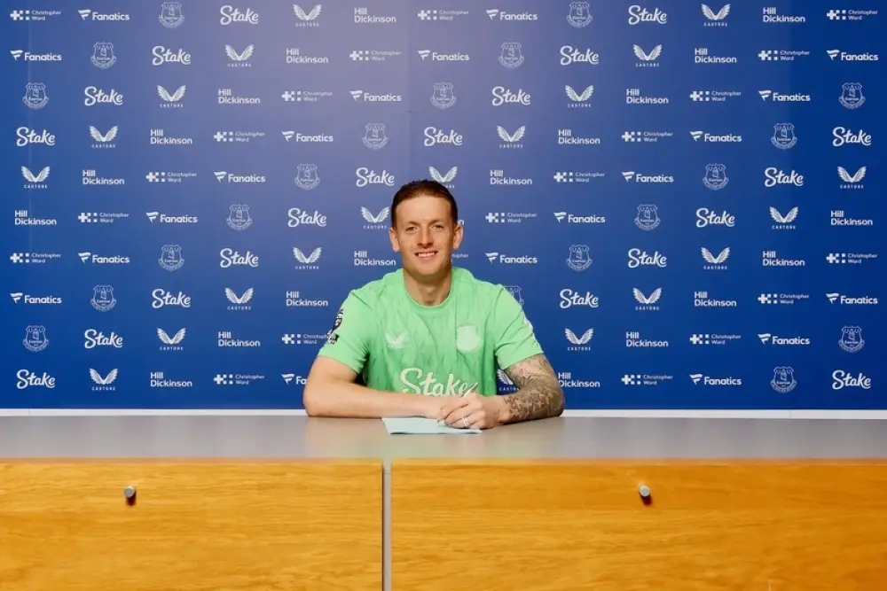 İngiltərə millisinin əsas qapıçısı klubu ilə müqavilənin müddətini uzadıb