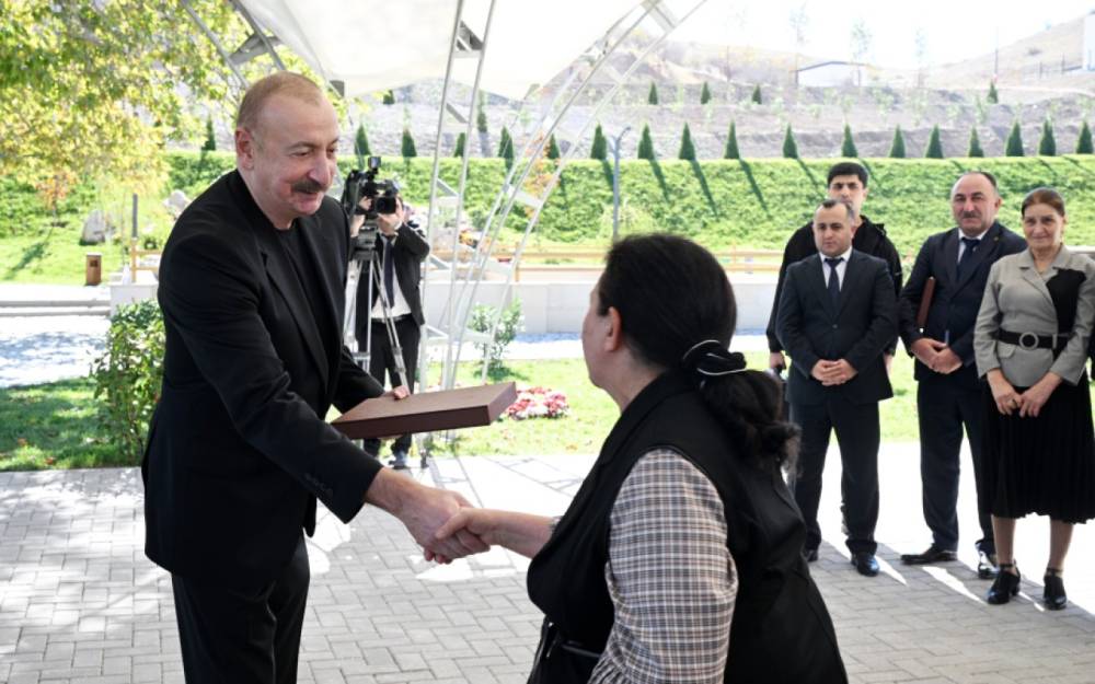 İlham Əliyev Horovlu sakinlərinə mənzillərin açarlarını təqdim etdi - FOTOLAR