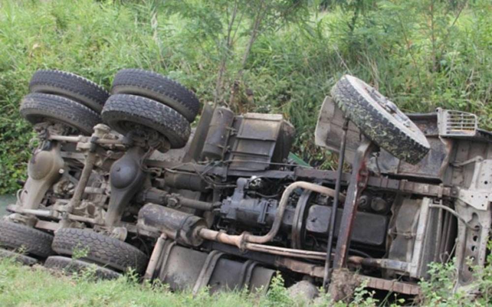 Pakistanda yük maşını dərəyə aşdı: 15 nəfər öldü