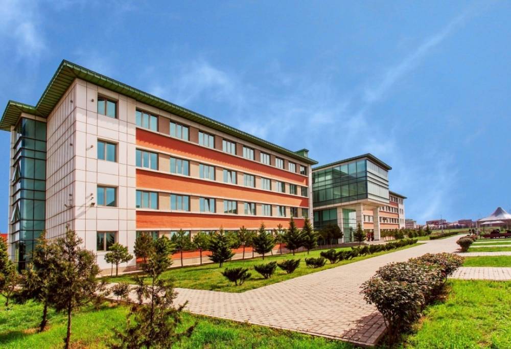 Bu universitet 275 min manatlıq laboratoriya avadanlıqları alır