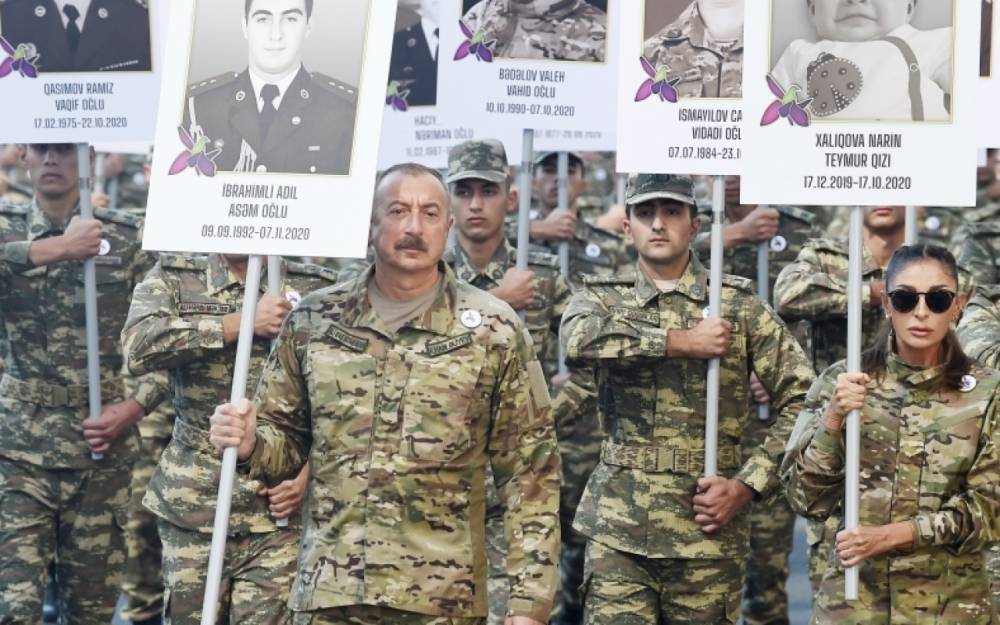 İlham Əliyev şəhidlərin xatirəsini sükutla yad etdi